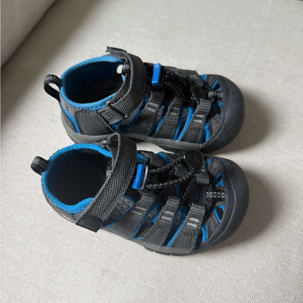 KEEN Unisex-Child Newport H2 Closed Toe Sandals. Toddler/little kid size 8